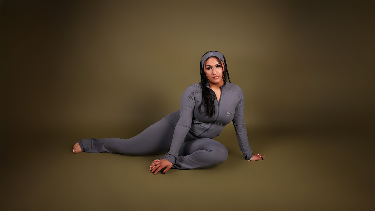 YOGA SET (SMOKE) PRE-ORDERS WILL NOT SHIP RIGHT AWAY‼️. Production begins 11/29 and takes approximately 4 weeks to complete.
Once finished, shipping will take 3–5 business days.